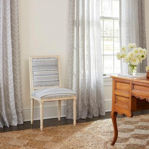visillo con motivos decorativos
