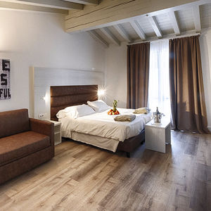 cama de matrimonio / contemporánea / tapizada / con cabecero