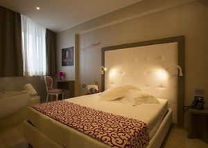 cama de matrimonio / contemporánea / tapizada / con cabecero