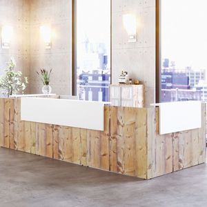 mostrador de recepción de madera