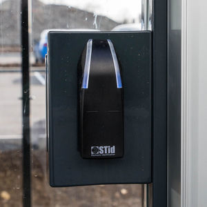 sistema de control de acceso centralizado con lector de tarjetas