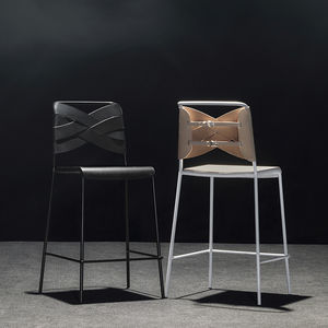 silla de bar contemporánea / con reposapiés / apilable / de cuero