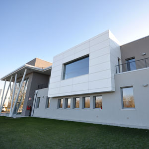 fachada de metal