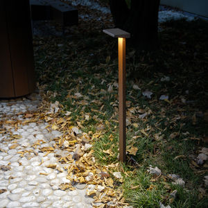 bolardo de iluminación para espacio público / contemporáneo / de aluminio / de PMMA