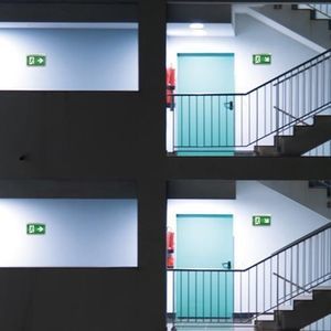 iluminación de emergencia de pared