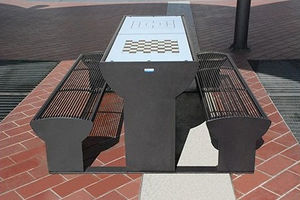 mesa de ajedrez con banco público integrado