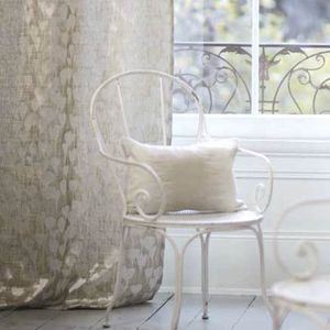 visillo con motivos decorativos