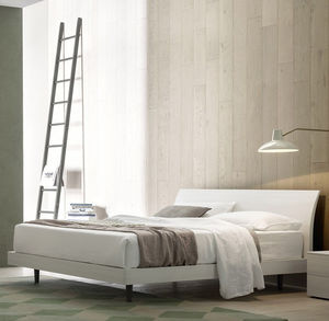 cama de matrimonio / contemporánea / con cabecero / de madera lacada