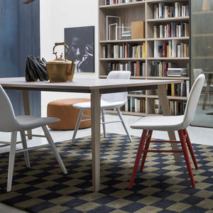 silla contemporánea / tapizada / de tejido / de madera