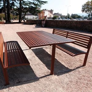 conjunto de mesa y banco contemporáneo