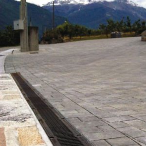 canal de drenaje con rejillas