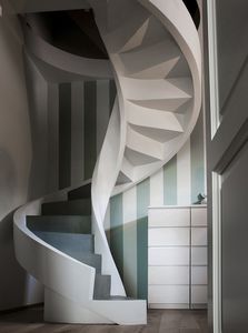 escalera helicoidal / estructura de hormigón / con peldaños de hormigón / con contrahuellas