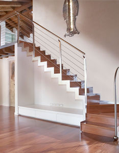 escalera en L / estructura de metal / con peldaños de madera / con contrahuellas