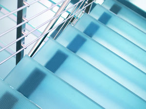 escalón de vidrio