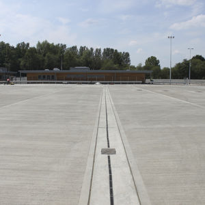 canal de drenaje con abertura central