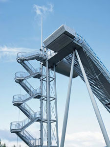 escalón de metal