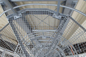 escalera de acceso de caracol
