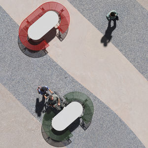 conjunto de mesa y banco contemporáneo
