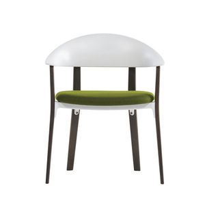 silla contemporánea / tapizada / con reposabrazos / madera