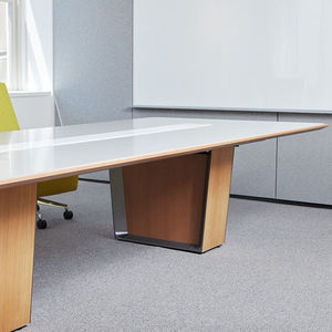 mesa de conferencia contemporánea / de madera / de material laminado / con base metálica