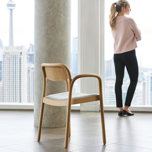 silla contemporánea / tapizada / con reposabrazos / de roble