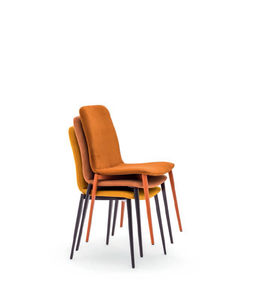 silla moderna / apilable / tapizada / de cuero
