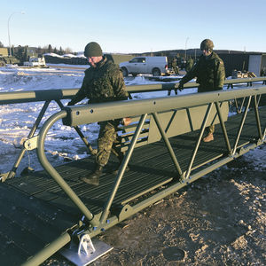 puente de aluminio
