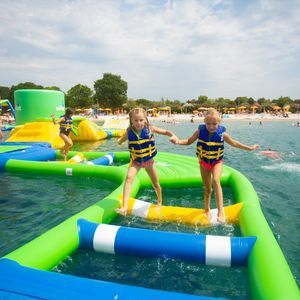 juego hinchable para piscina pública