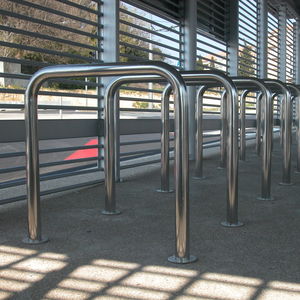 aparcabicis de acero inoxidable