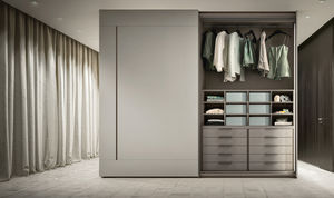 armario contemporáneo / de madera lacada brillante / de madera lacada mate / con puertas corredizas