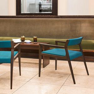 silla contemporánea / tapizada / con reposabrazos / con patas estándar