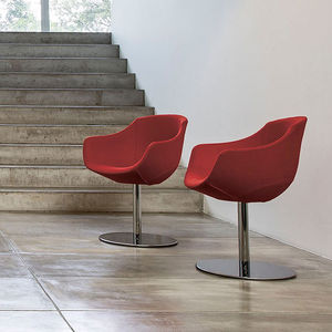 silla contemporánea / tapizada / con reposabrazos / con base central