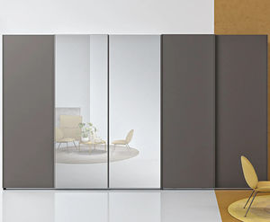 armario contemporáneo / de madera lacada / con puertas corredizas / con espejo