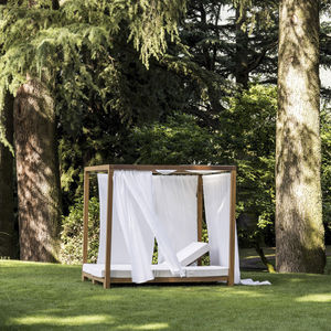 cama de jardín con dosel