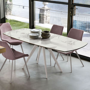 mesa de comedor moderna / de vidrio templado / de gres porcelánico / con base metálica pintada