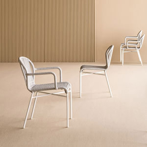 silla de jardín con reposabrazos