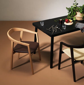 silla de comedor moderna / tapizada / con reposabrazos / con patas estándar
