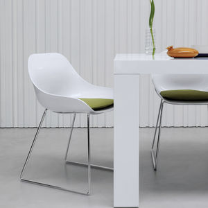 silla moderna / tapizada / patín / con patas estándar