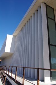 celosía con lamas de material compuesto de cemento y vidrio