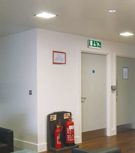 iluminación de emergencia de pared