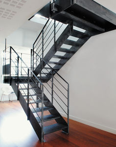 escalera en U / estructura de metal / con peldaños de metal / sin contrahuellas