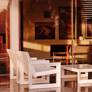 sillón contemporáneo / de polietileno / apilable / 100 % reciclable