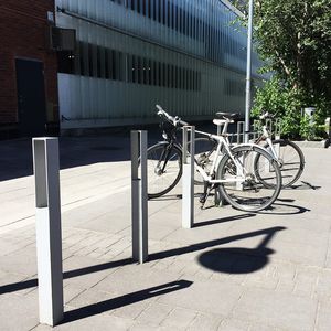 aparcabicis de aluminio / con iluminación de LED integrada / para espacio público