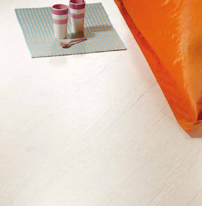 suelo laminado en piezas amplias de HDF