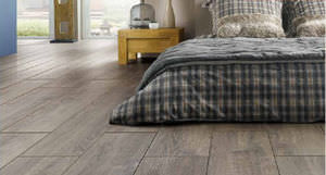 suelo laminado en piezas amplias de HDF
