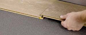 suelo laminado en piezas amplias de HDF