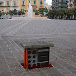 bolardo de suministro eléctrico