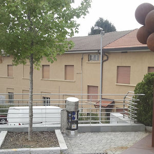 bolardo de suministro eléctrico