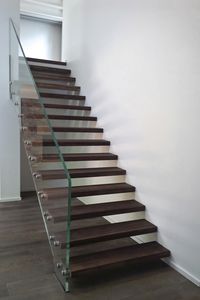 escalera recta / estructura de vidrio / peldaños de roble / sin contrahuellas