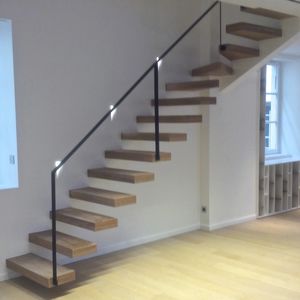 escalera en L / con peldaños de madera / sin contrahuellas / contemporánea